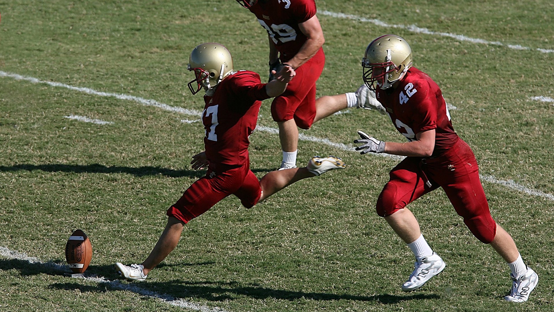 城市夜跑灯光盛典，点亮夜空的运动狂欢，夜光跑道实景